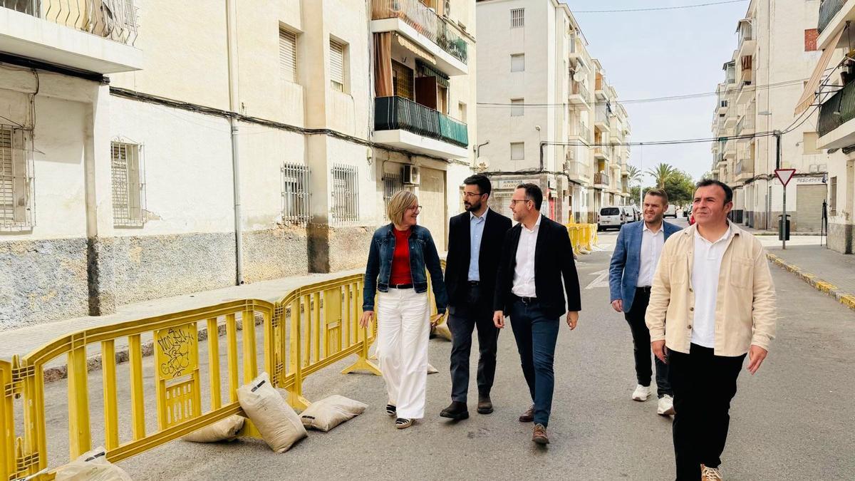 Los socialistas, en el barrio de San Antón, este lunes en Elche