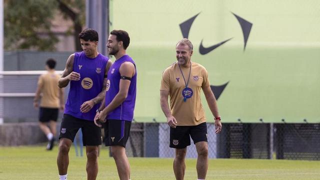 Hansi Flick, durant la sessió d’entrenament previ al debut de lliga amb l’Elx.