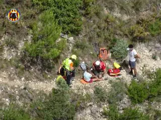 Los bomberos rescatan a una mujer herida en el Mondúver (Xeresa)