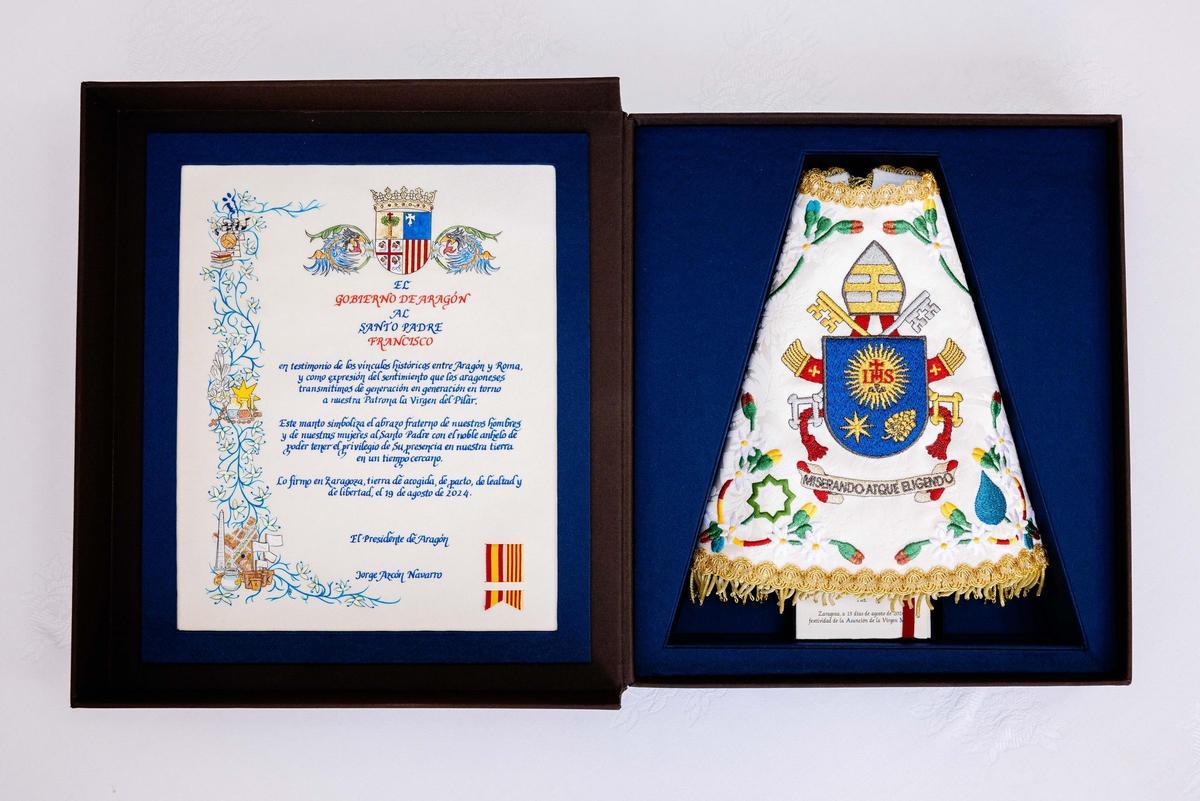 El Manto que ha regalado Jorge Azcón al Papa Francisco