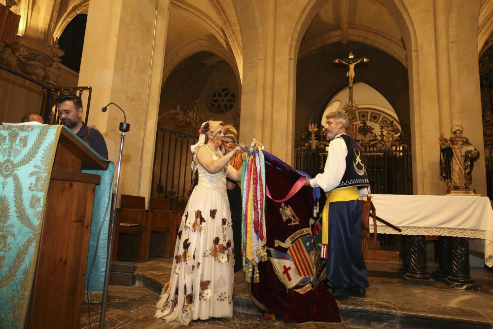 Desfile de abanderadas, ofrenda floral y procesión