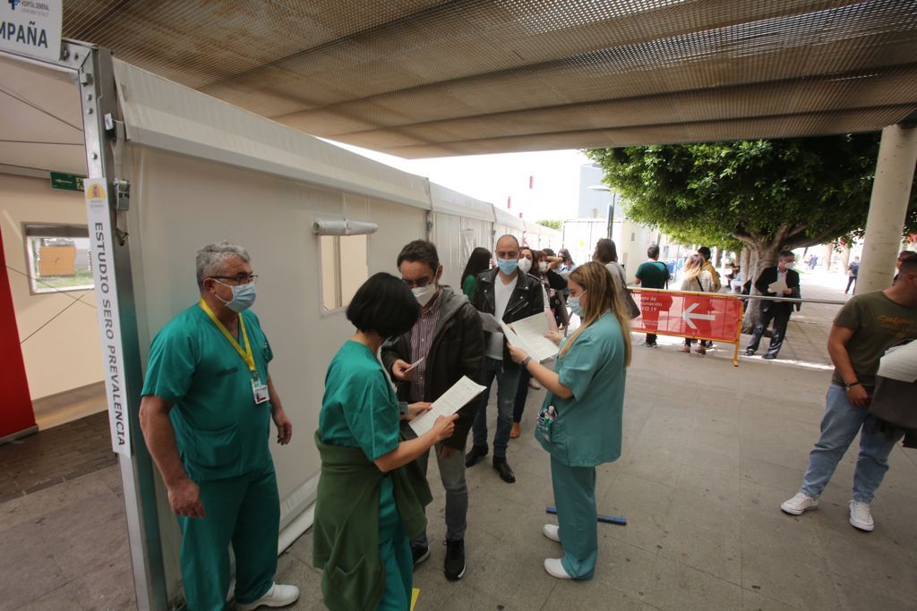 Vacunación de los últimos profesores de la provincia para recibir la primera dosis en el Hospital de Campaña de Alicante