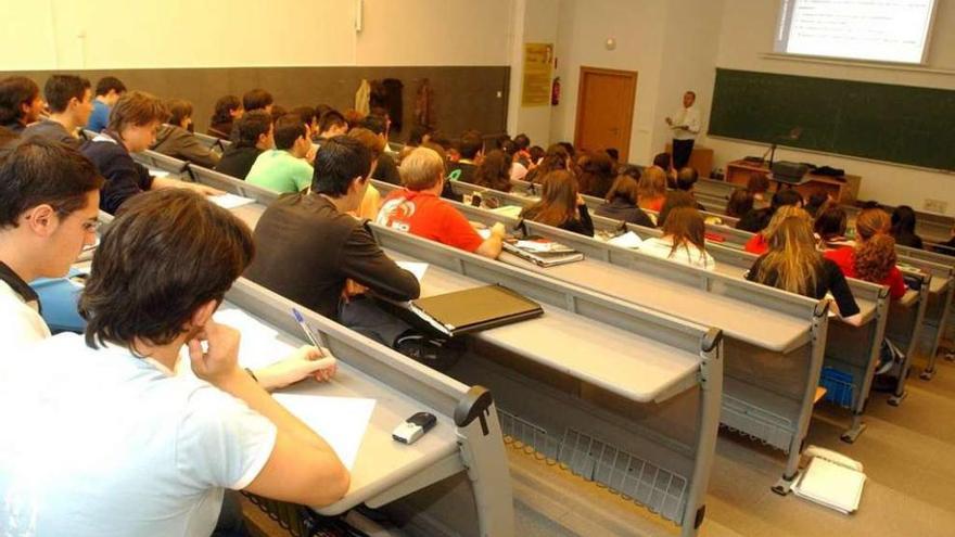 Varios alumnos asisten a clase en una facultad de A Coruña. fran martínez