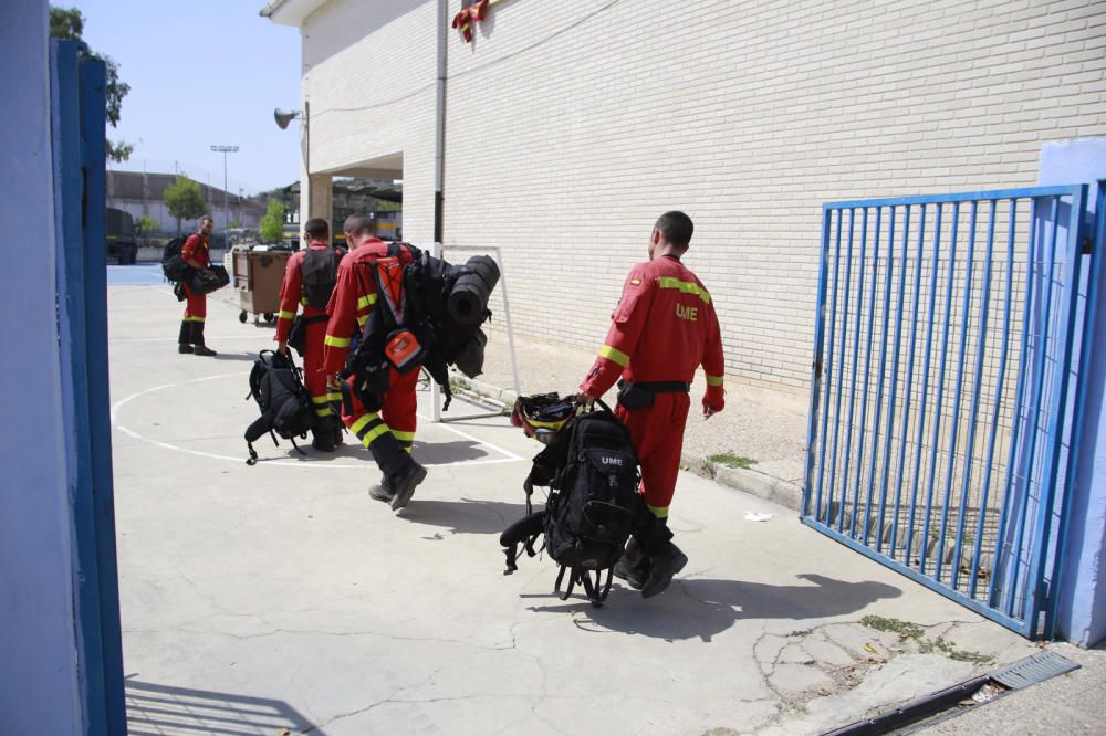 Miembros de la UME que participan en las labores de extinción del incendio de Llutxent.