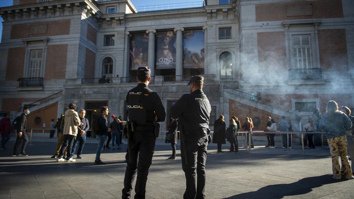 Dos policías a las puertas del Museo del Prado.