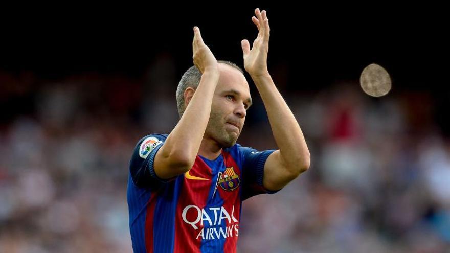 Iniesta aplaude a la afición en la final de Copa de este año.