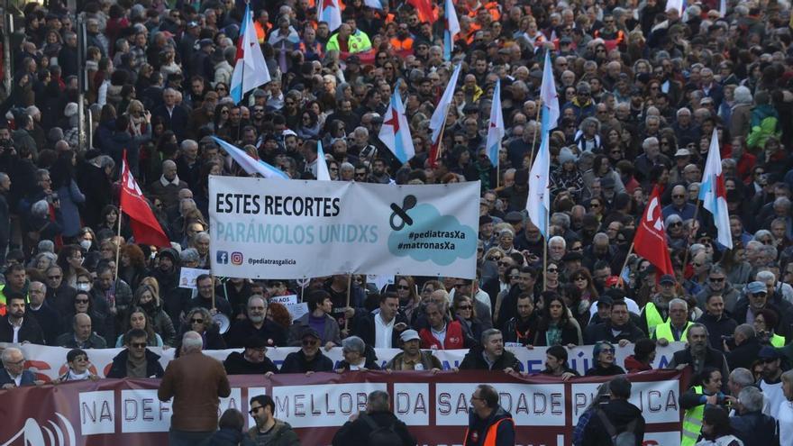 Más de 20.000 personas abarrotan el Obradoiro por una sanidad pública de calidad