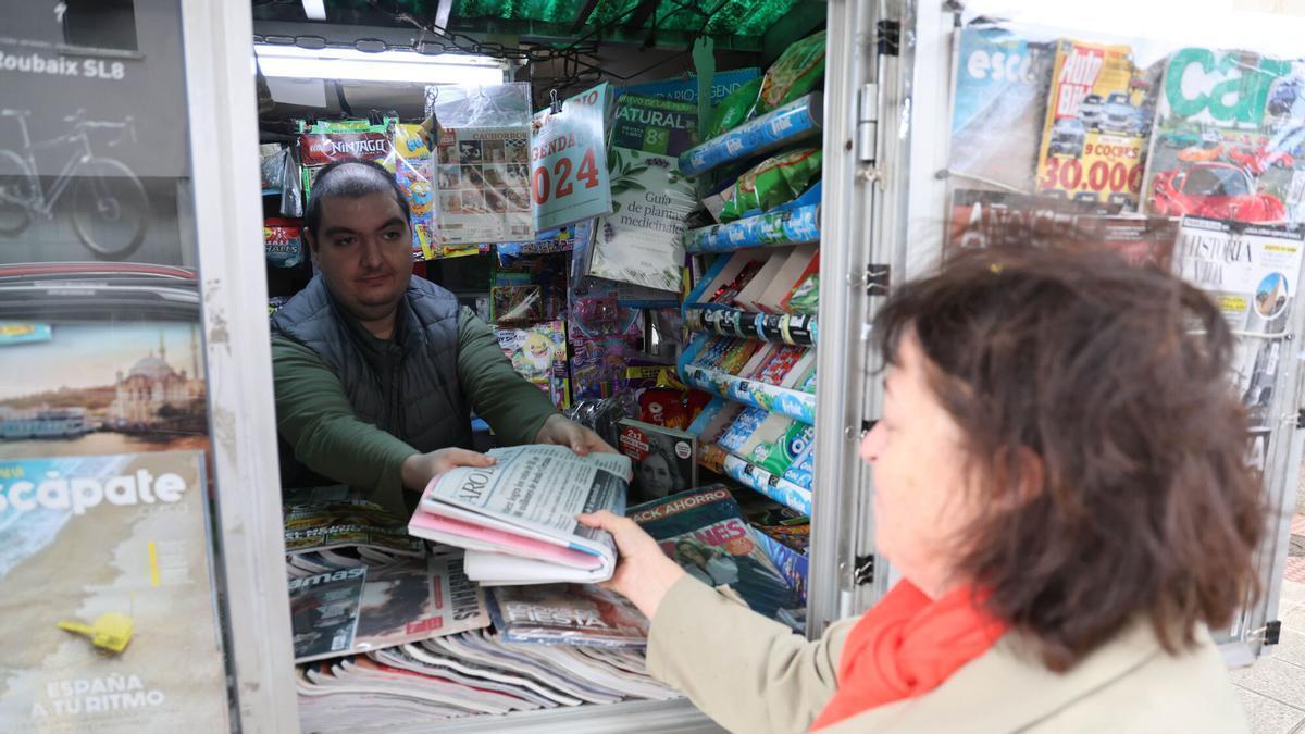 Una lectora de FARO comprando un ejemplar.