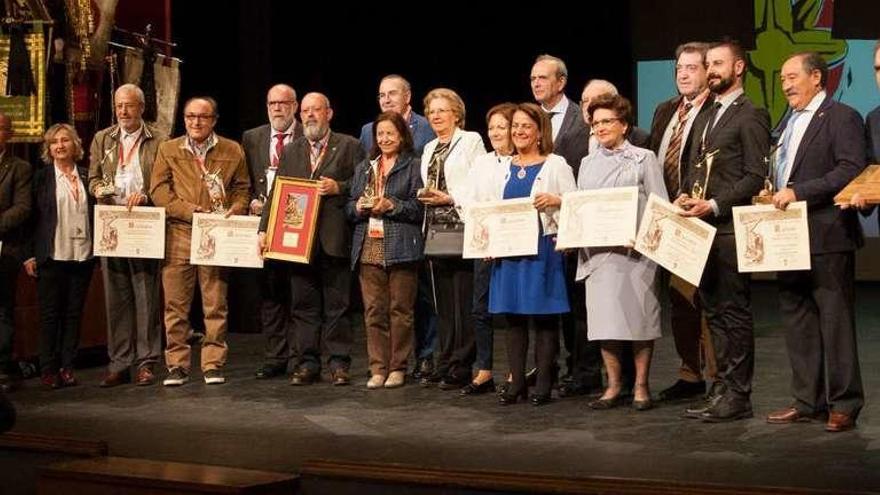 Foto de familia de los galardonados con los premios de los concursos y la insignia de oro (reconocimientos de honor) de la Federación Nacional de Belenistas.