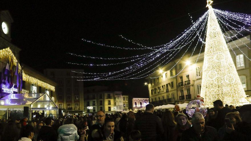 Aspecto de la plaza de España de Avilés el jueves, después del encendido de las luces. | Ricardo Solís