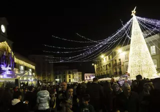 La iluminación navideña de Avilés prende las críticas: los barrios coinciden en que "son tan pobres como impropias"