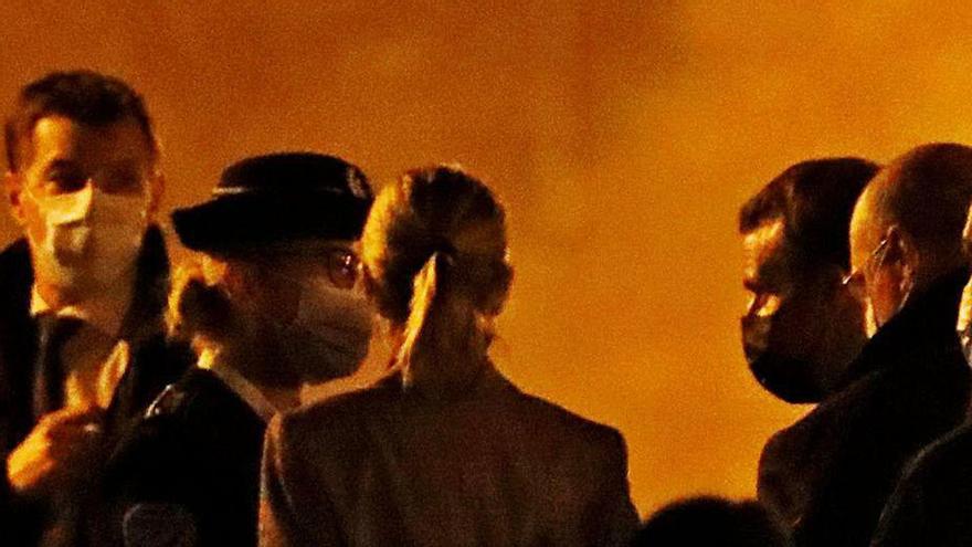 El presidente Macron (dcha.), ayer, en el lugar donde se encontró el cadáver.
