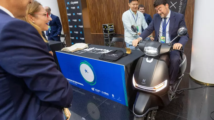 Barcala destaca el compromiso del Ayuntamiento con la digitalización en la apertura del Congreso Internacional Alicante Futura