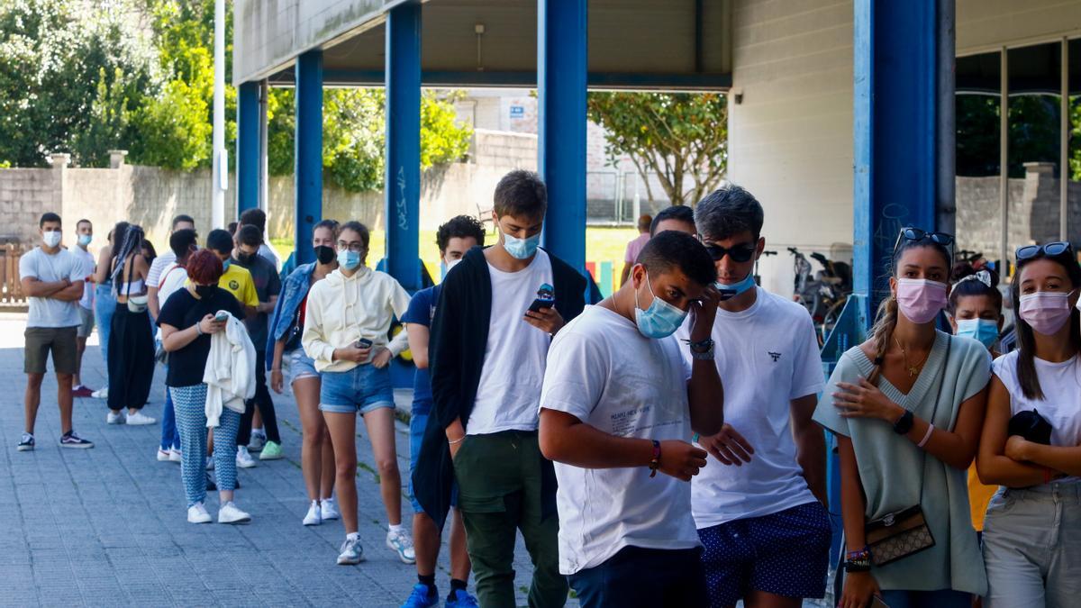 Jóvenes esperan a las puertas de Fexdega su turno de vacunación