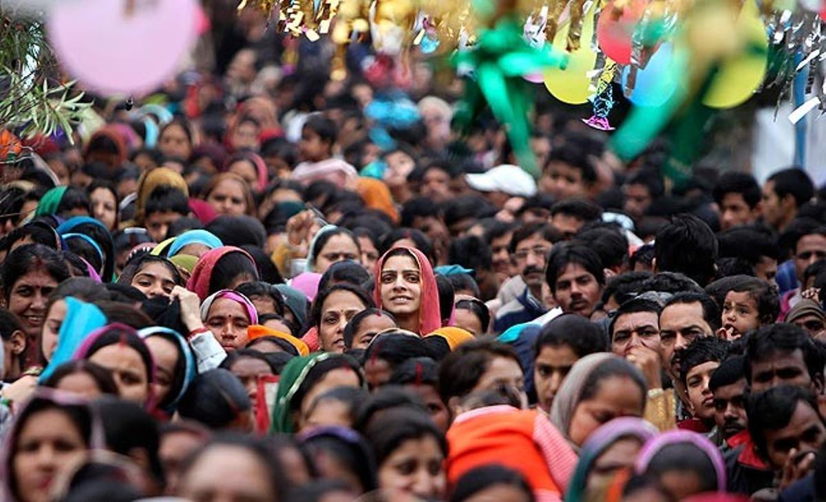 Centenars de devots fan cua per fer ofrenes al temple del déu Shiva a Jammu, Índia. Centenars de devots fan cua per fer ofrenes al temple del déu Shiva a Jammu, Índia.