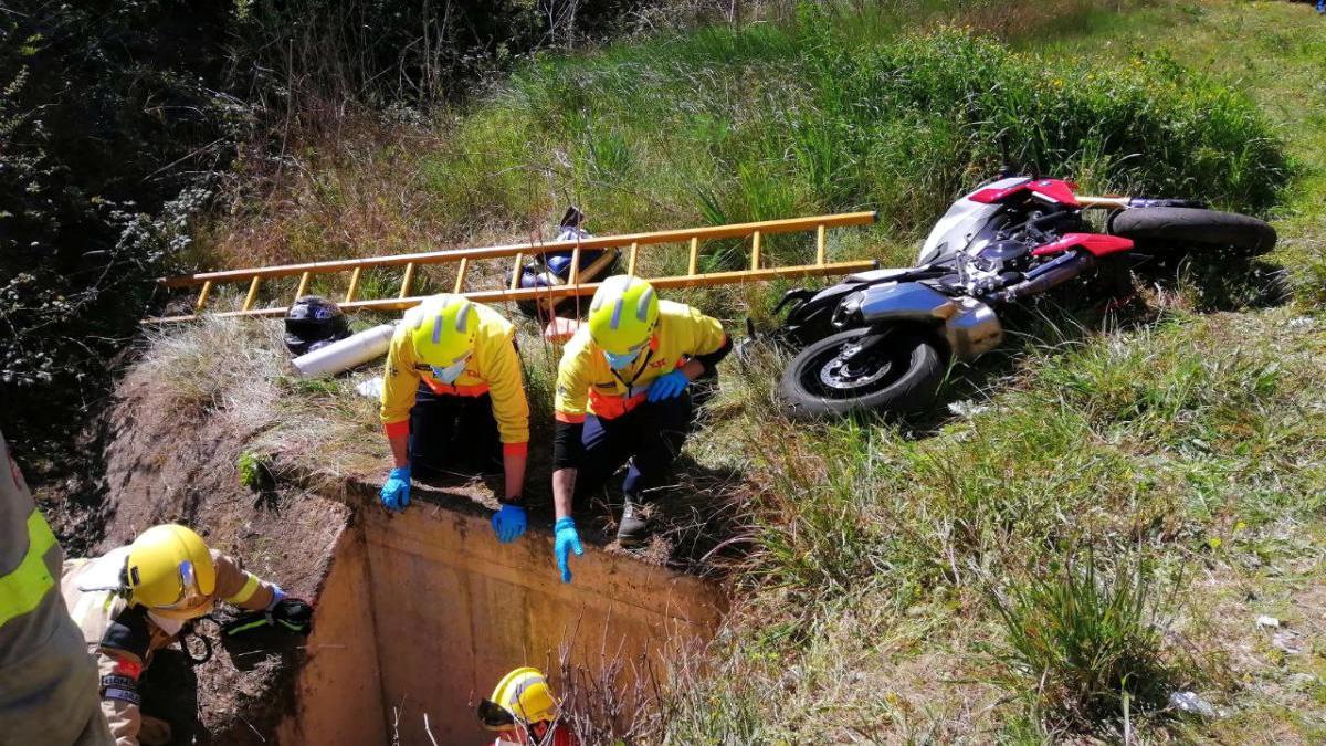 Bombers i SEM al pou de desguàs on han caigut els dos motoristes accidentats a Esparreguera, el 21 de març del 2021