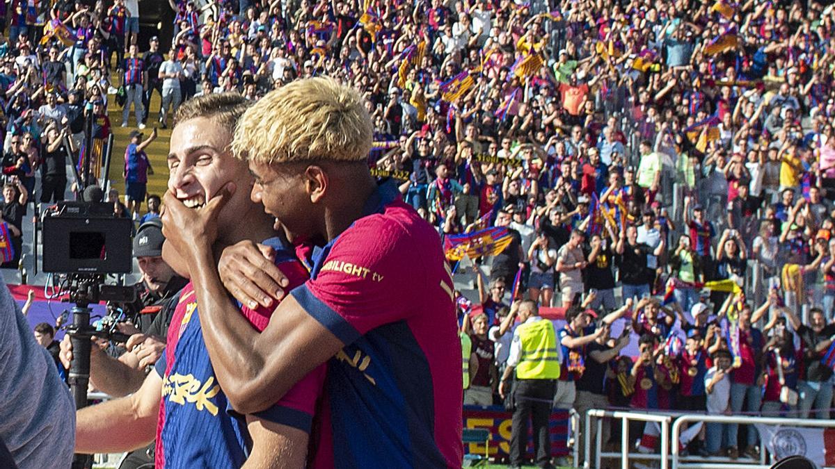 Lamine Yamal, felicitando a Fermín por su gol, anulado posteriormente, durante el partido de liga entre el FC Barcelona y el Real Madrid, ‘el clásico’ en el estadio Lluis Companys.