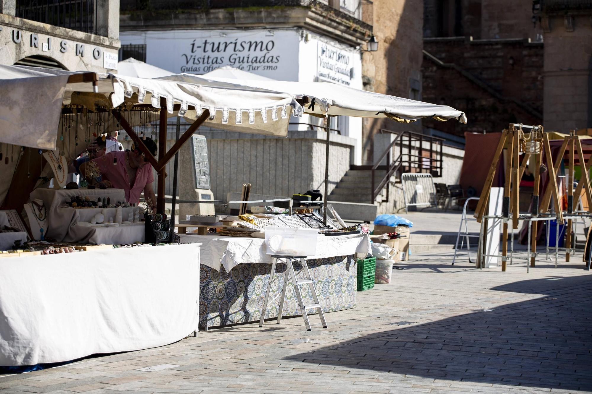 Galería | La plaza Mayor se prepara para el Mercado de la Primavera