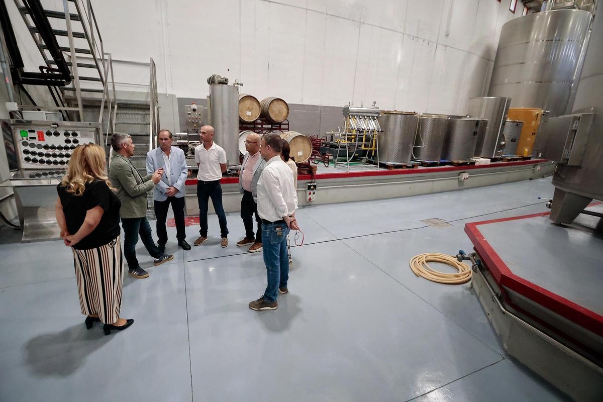 El consejero regional Narvay Quintero visita la Bodega Comarcal Valle de Güímar
