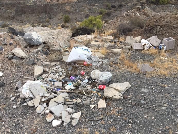 Los vertidos de materiales convierten al barranco Real de Telde en un estercolero