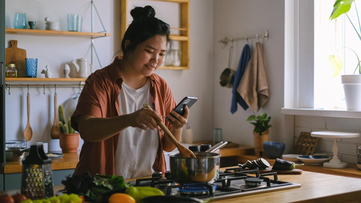 Chica asiática cocinando