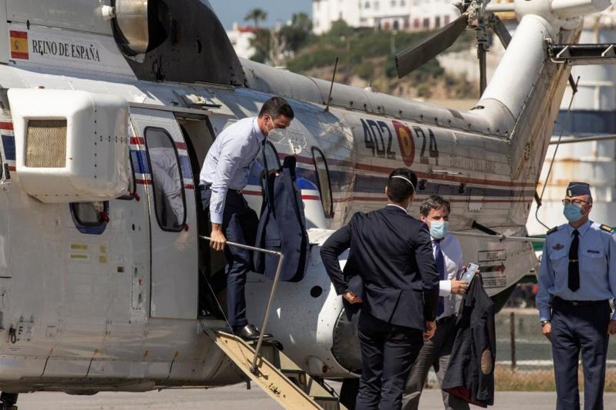 El presidente del Gobierno, Pedro Sánchez, a su llegada a Ceuta para atender la crisis migratoria sin precedentes en la ciudad autónoma, este 18 de mayo. 