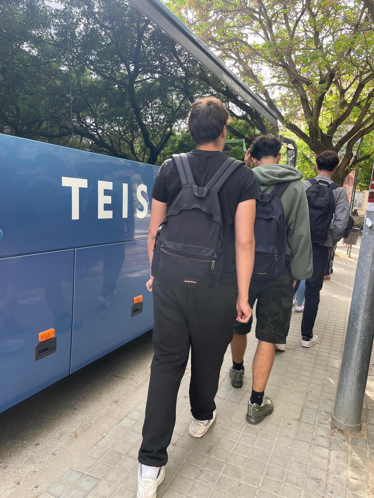 Un grup d'estudiants pujant a l'autobús.