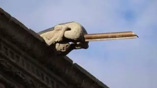 Carta abierta de Apatrigal a los responsables de instalar tubos metálicos en las gárgolas del Hostal: "O Obradoiro non admite banalizacións"