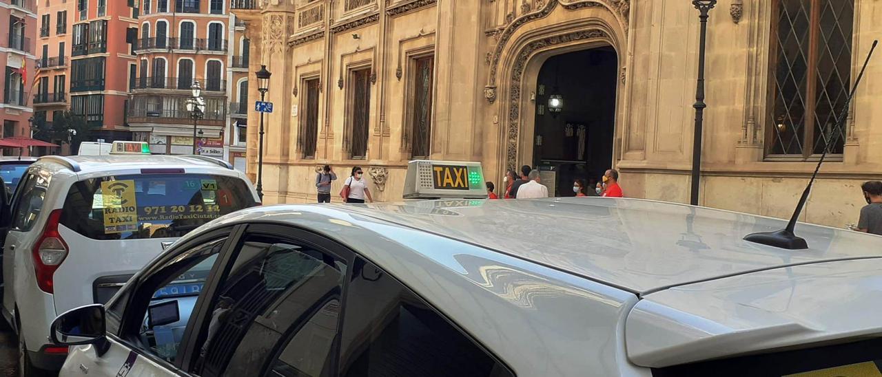 Los taxis amplían sus turnos para cubrir la demanda del servicio.