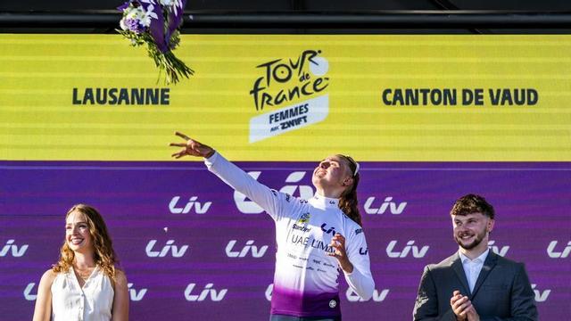 Paula Blasi llança al públic el ram de flors a l’acabar la primera etapa, ahir.  | JEAN-CHRISTOPHE BOTT / EFE