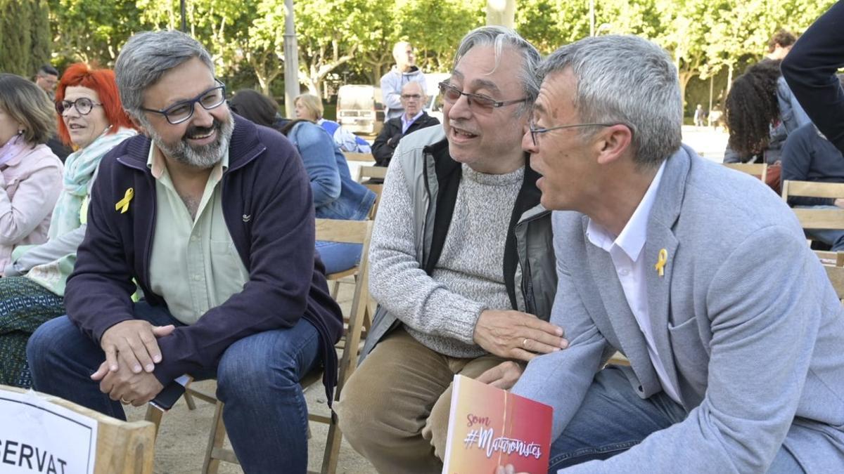 Joaquim Fernàndez, actual jefe del grupo municipal de CiU en Mataró, charla distendidamente con el alcaldable de Esquerra Francesc Teixidó, este lunes, antes de empezar un míting en el Parc Central de la capital del Maresme.