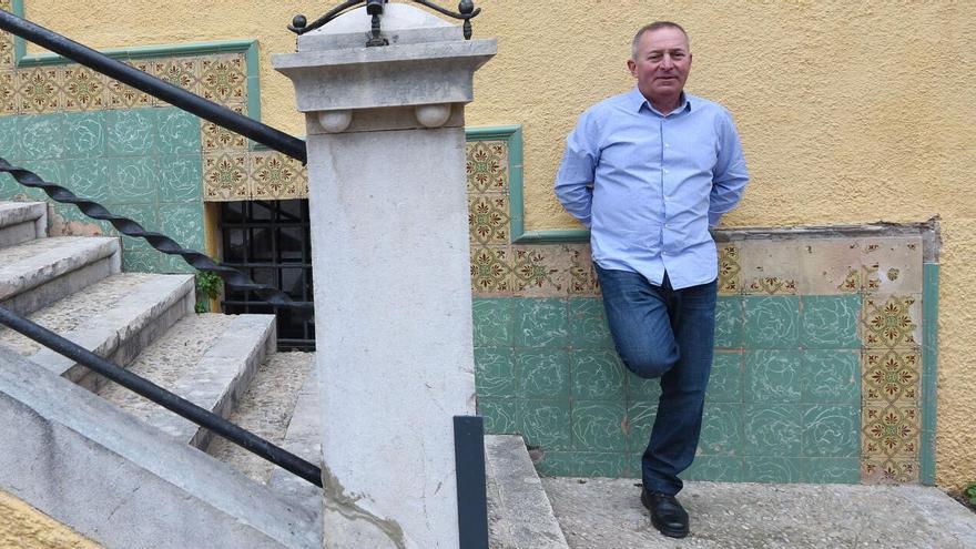 L’alcalde Joan Hurtós, a les escales de Cal Governador.
