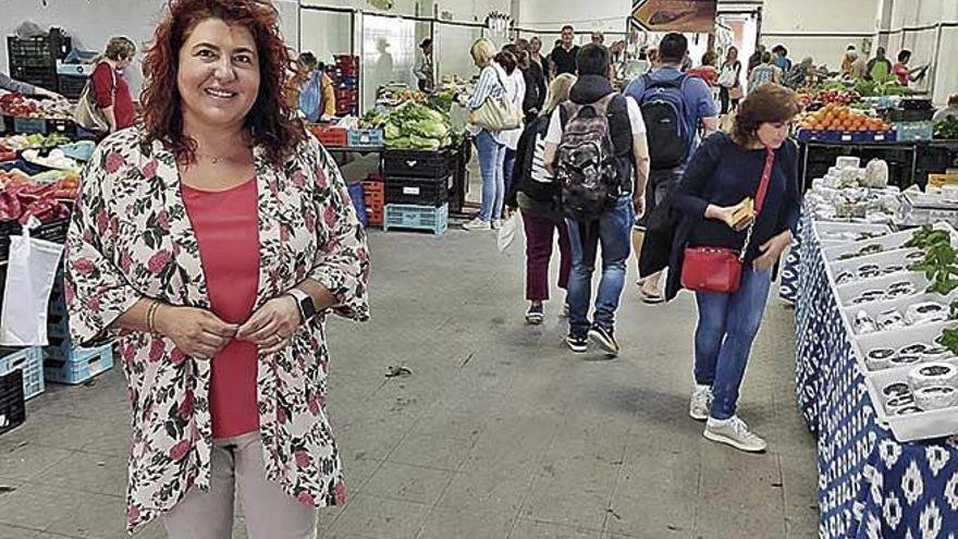 La regidora Maria Antònia Sureda, en el mercado de Artà tras explicar el proyecto de remodelación.