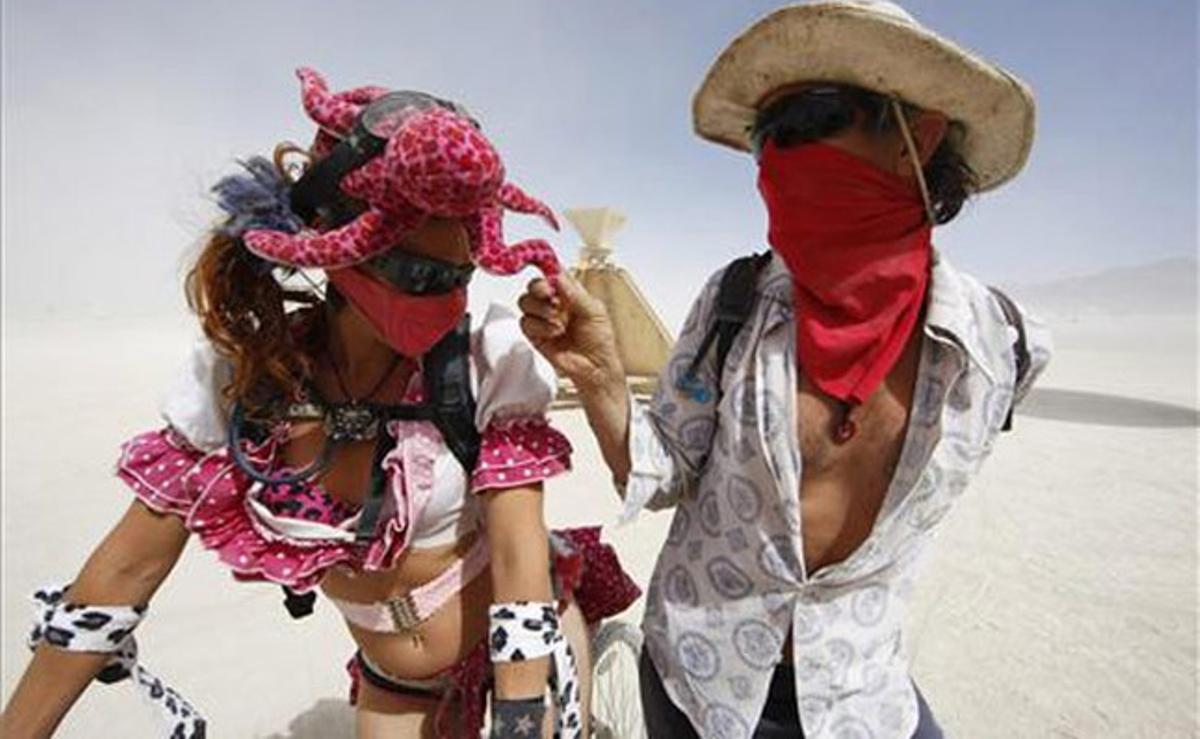 Dos visitants es diverteixen al ’Burning Man 2011’, un festival artístic i musical que se celebra al desert Black Rock de Nevada (EUA).