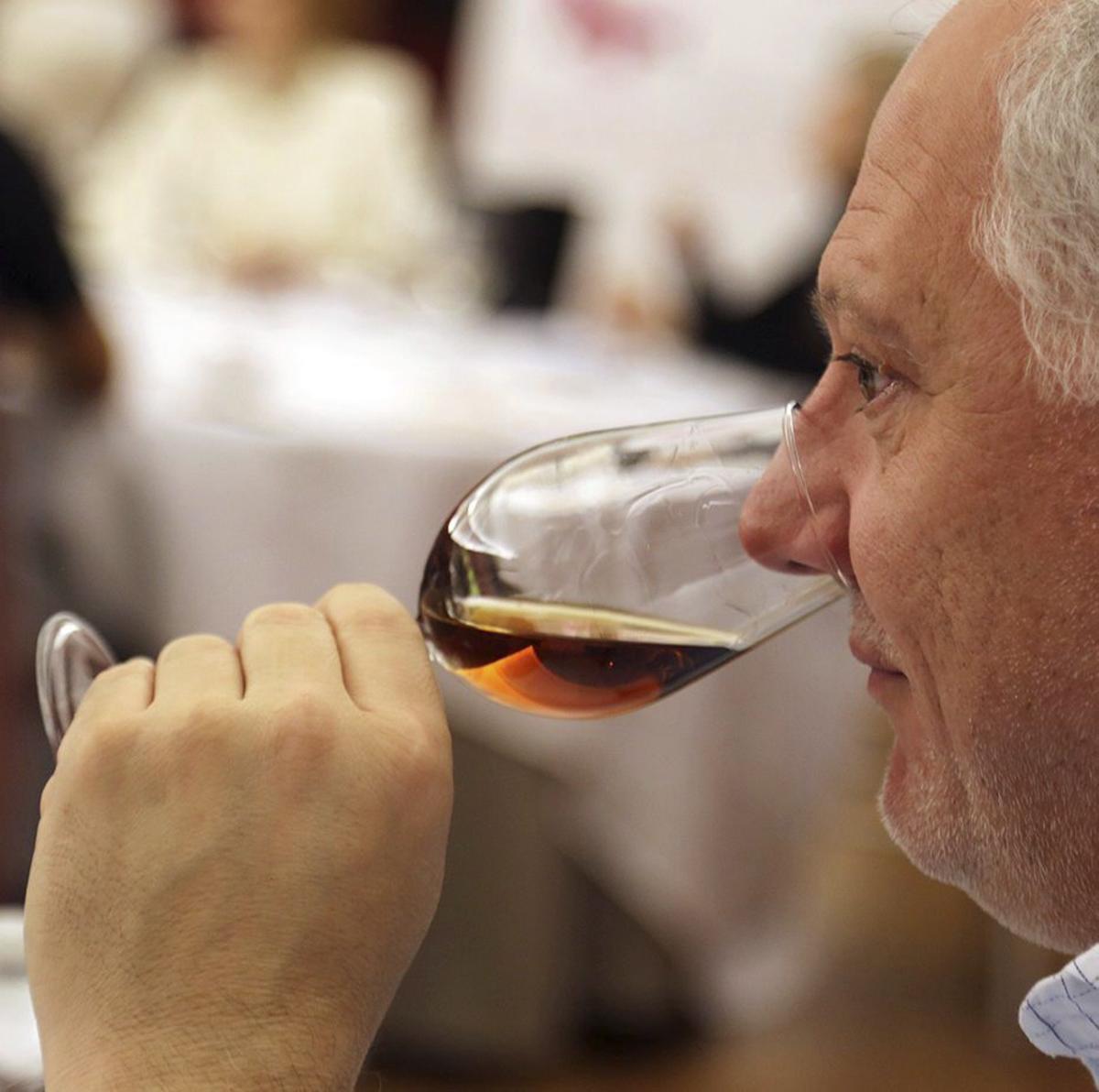 Uno de los expertos durante la cata del vino.