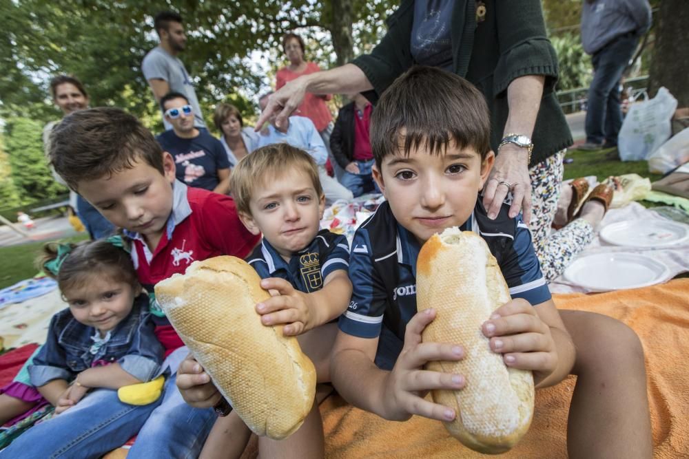 Multitudinario reparto del bollo en San Mateo