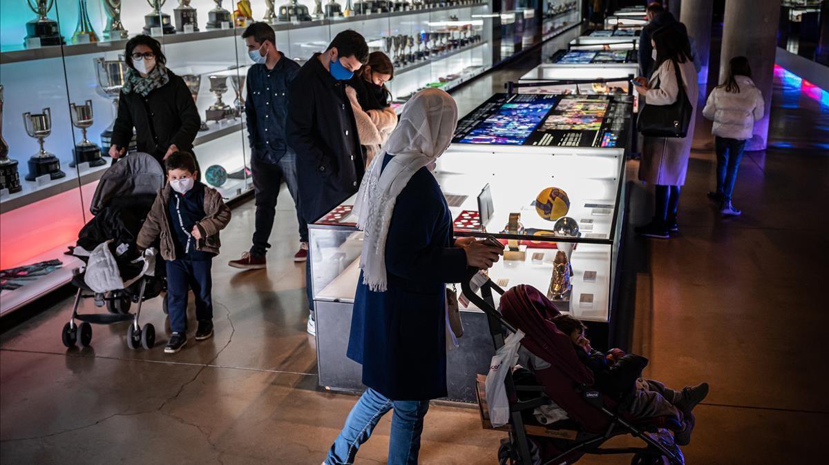 Los primeros visitantes en la reapertura del museo del Barça este viernes.