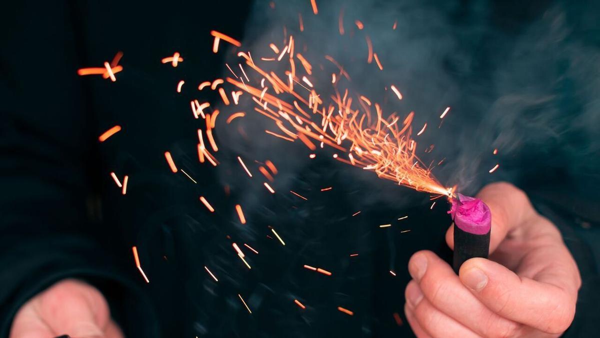 La sanción por tirar petardos puede superar los 700 euros.