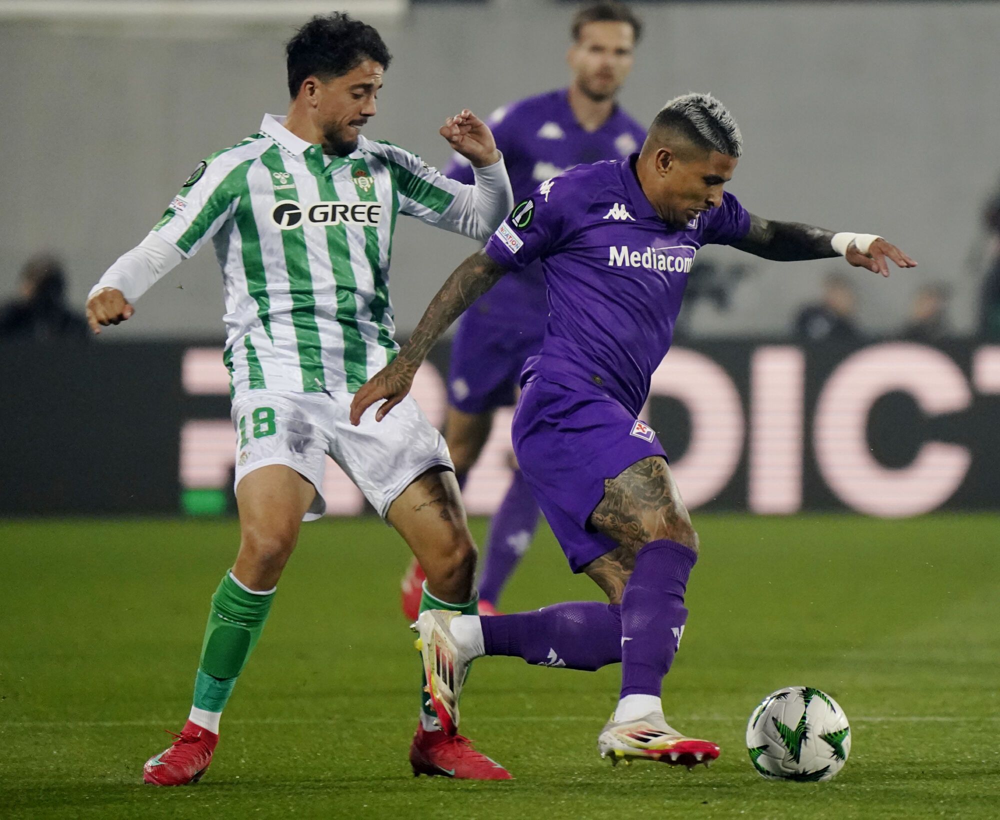 Fiorentina’s Dodo fight for the ball with Betis’ Pablo Fornals during the UEFA Conference League soccer match between Fiorentina and Betis at Artemio Franchi stadium in Florence, Italy - Thursday, May 08, 2025. (Photo by Marco Bucco/LaPresse )