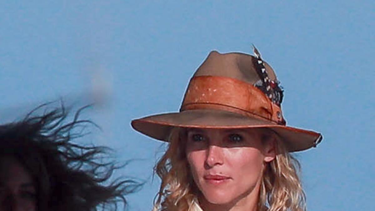 Elsa Pataky, sexy y chic con sombrero y camisa anudada