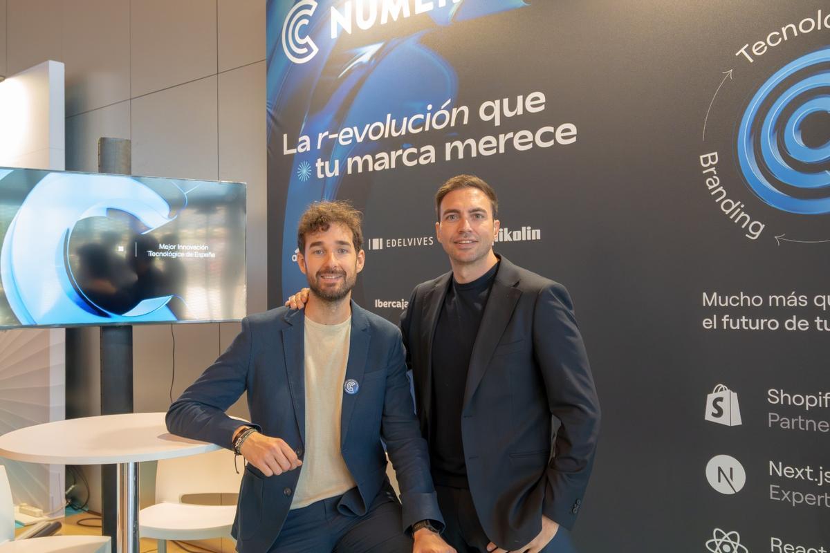 Los fundadores de Numérico, Alberto Portolés (director técnico) y Daniel Puértolas (CEO y director creativo), en espacio expostivo de The Wave.