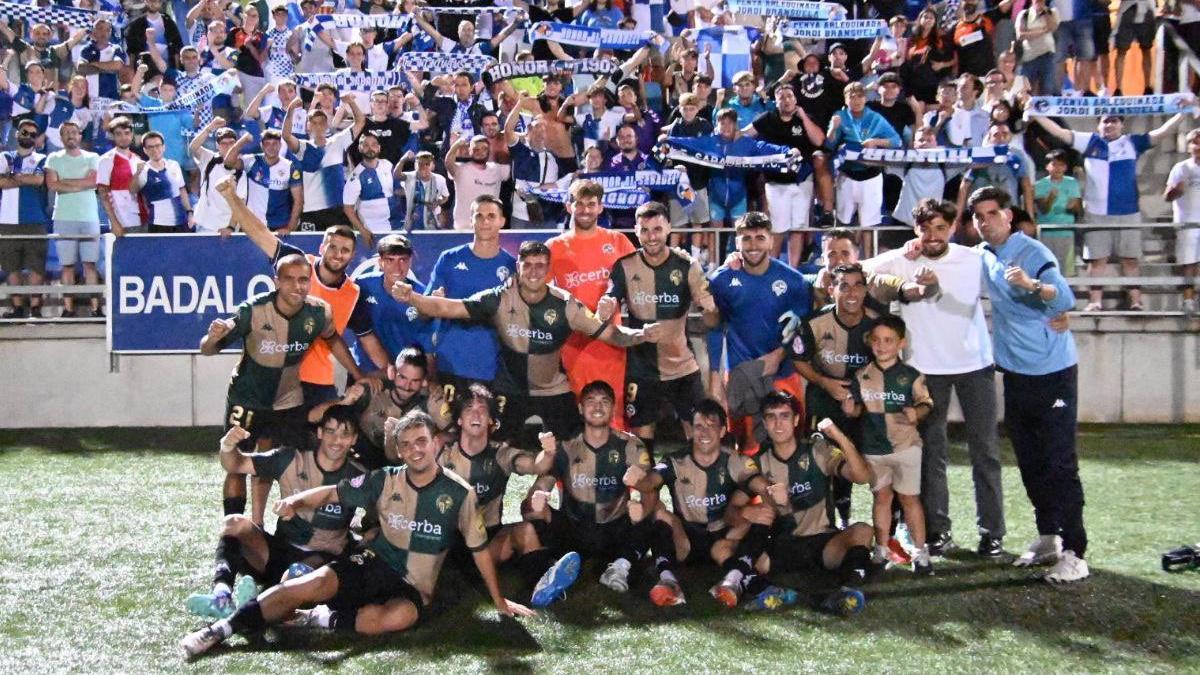 El Sabadell celebra el pase con sus aficionados