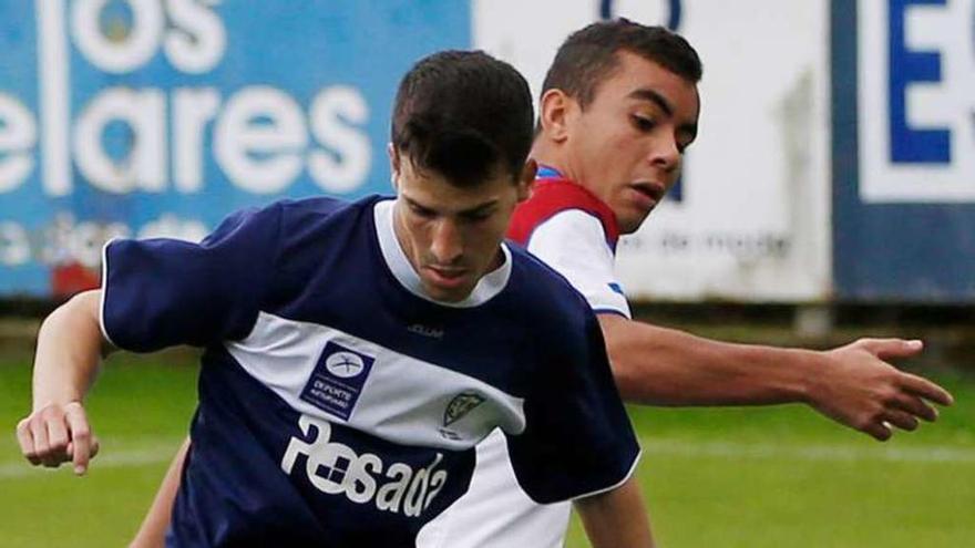 Omar Álvarez controla el balón ante un jugador del Roces.