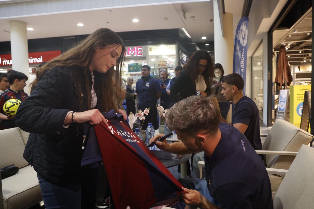 Romero firma la camiseta a una aficionada del Levante UD