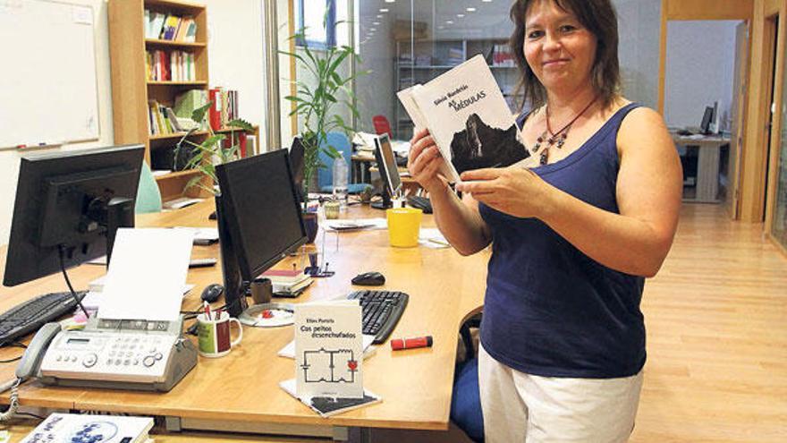 Imagen de las instalaciones de la editorial con los dos libros que presenta en A Coruña.  // Carmen Giménez