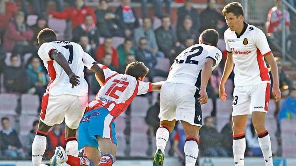 Yuste sigue con la mirada una jugada entre Pereira y un rival del Lugo.