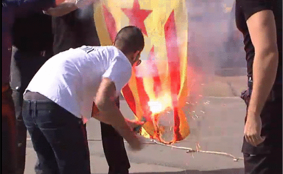 Unos 200 ultras se manifiestan en Montjuïc en defensa de la unidad de España