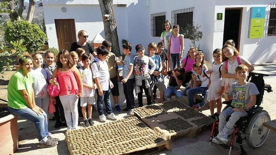 Unas 150 personas lanzarán 25.000 bombas de semillas en Casares este domingo