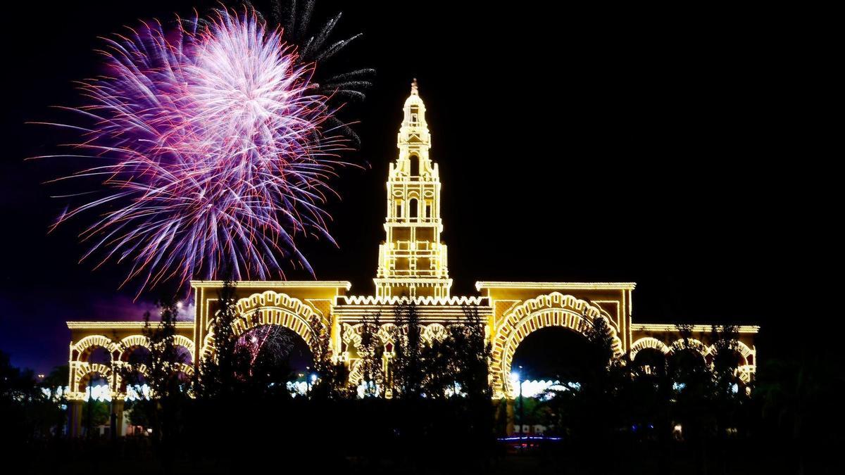 Fuegos artificiales descorchando anoche la Feria de Córdoba.