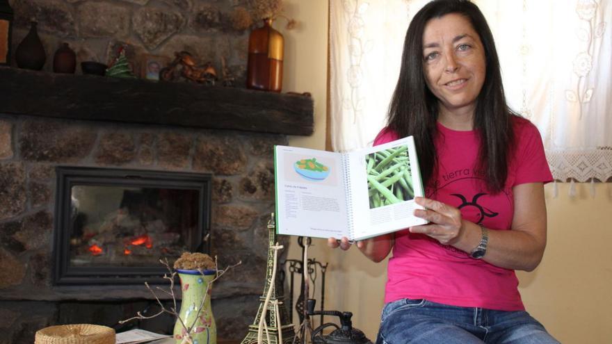 Charo García Barrigón muestra el libro de recetas recién publicado por Ganaderas en Red. | Araceli Saavedra